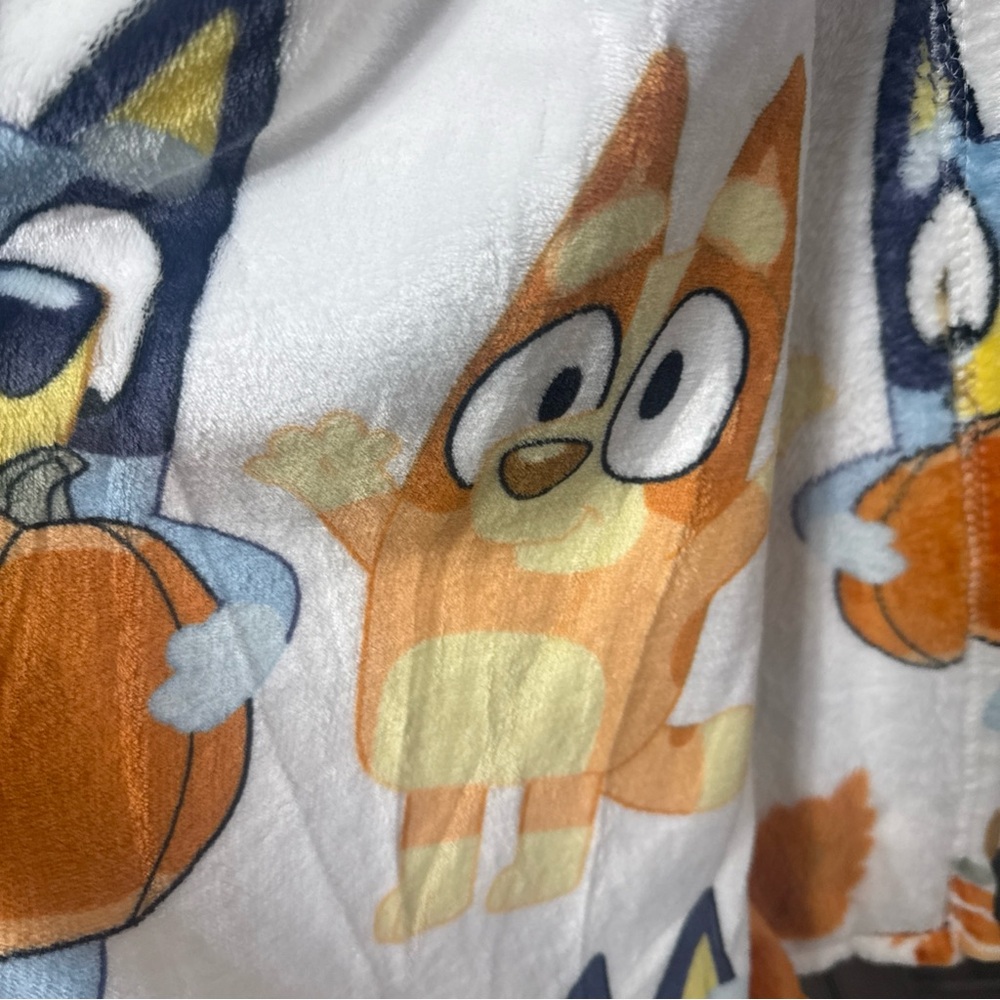 New Bluey & Bingo Fall Pumpkin & Leaves Plush 50" x 70" White Throw Blanket - Picture 7 of 10